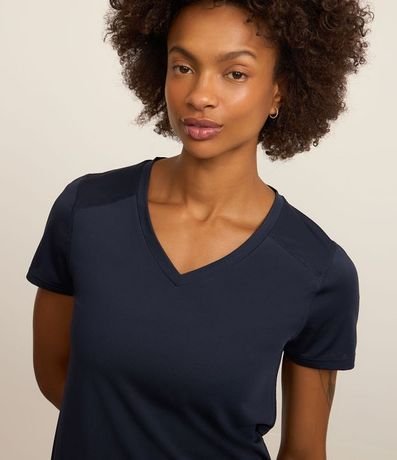 Remera Deportiva en Microfibra Escote V 3