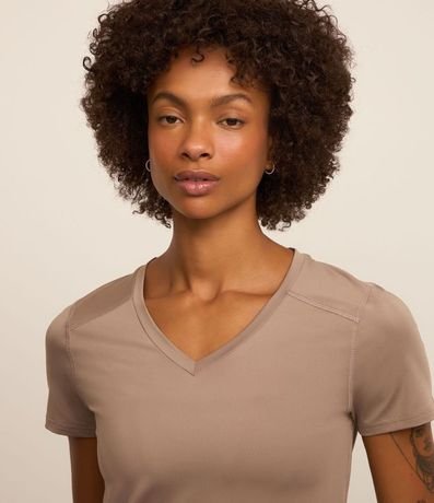 Remera Deportiva en Microfibra Escote V 4