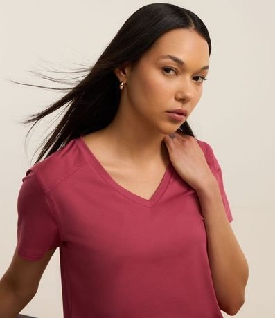 Remera Deportiva en Microfibra Escote V 4