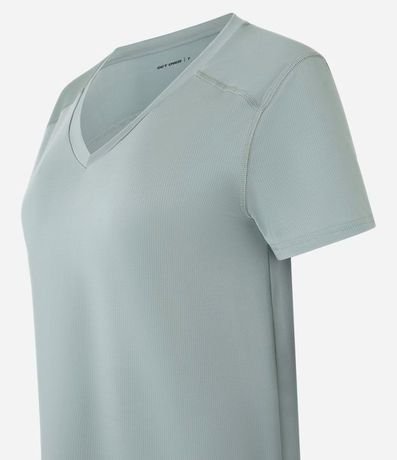 Remera Deportiva en Microfibra Escote V 4