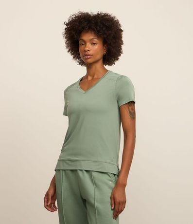 Remera Deportiva en Microfibra Escote V
