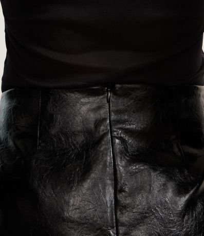 Pollera Corta en PU con Textura y Cremallera 5