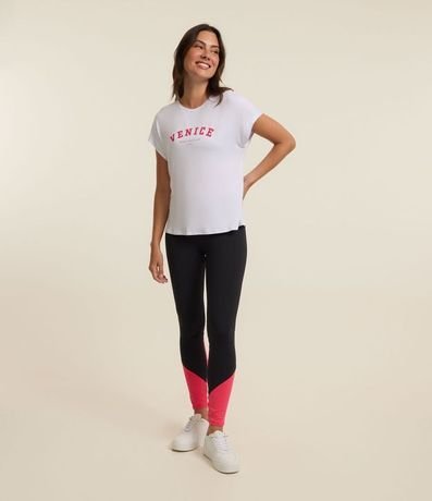 Remera Deportiva en Microfibra sin Sisa con Estampa Lettering 2