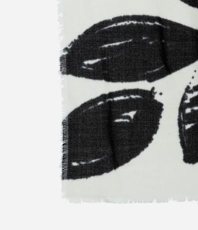 Bufanda en Franela con Flecos y Estampa Follaje 3