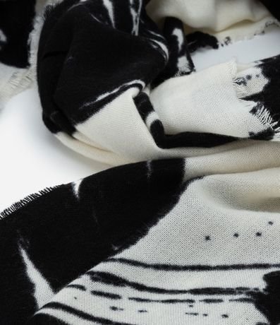 Bufanda en Franela con Flecos y Estampa Follaje 4