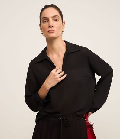 Blusa en Crepé con Cuello Polo y Cremallera