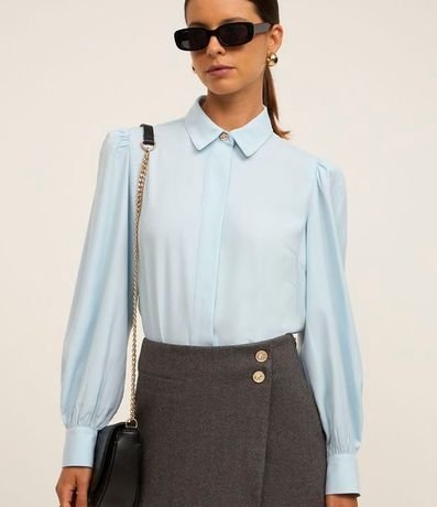Camisa en Crepé con Botón Diferenciado y Manga Abullonada