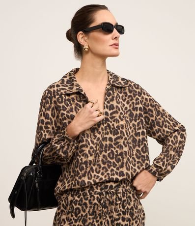 Blusa en Crepé con Cuello Inglés y Estampa Leopardo