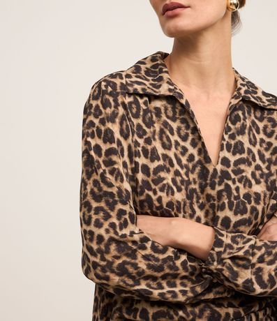 Blusa en Crepé con Cuello Inglés y Estampa Leopardo 3