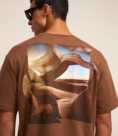 Remera Boxy en Algodón con Estampa Surrealista