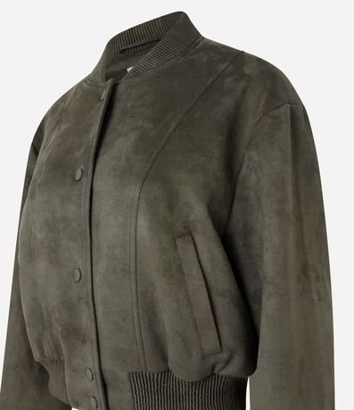 Campera Bomber en Gamuza con Bajo Ayustadas y Recortes