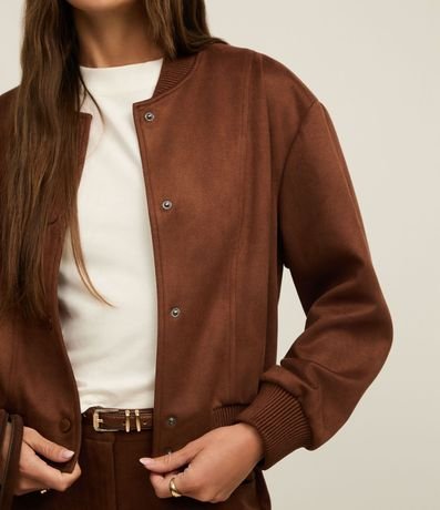 Campera Bomber en Gamuza con Bajo Ayustadas y Recortes 4