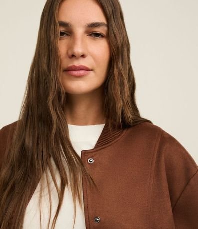 Campera Bomber en Gamuza con Bajo Ayustadas y Recortes 5