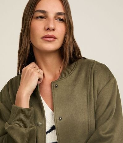 Campera Bomber en Gamuza con Bajo Ayustadas y Recortes 4