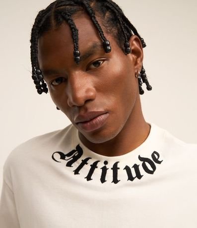 Remera Relaxed en Malla con Estampa Bordada Atitude 3