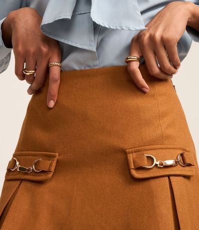 Pollera Corta en Polivelour con hebillas Diferenciadas y Pliegues 4