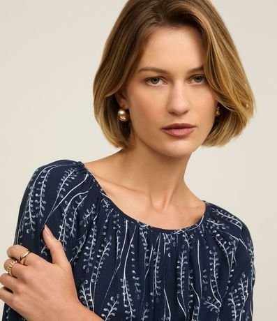 Blusa en Viscosa con Escote Canoa y Estampa Ramos 4
