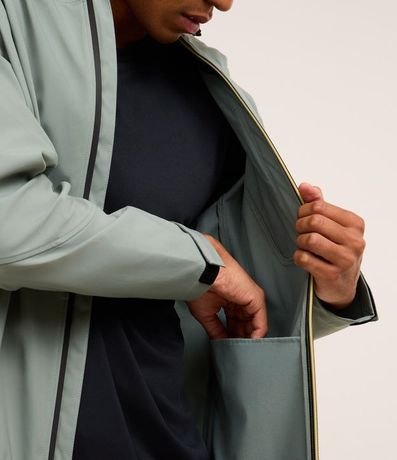 Campera Deportiva Resistente a Agua y con Capucha 3