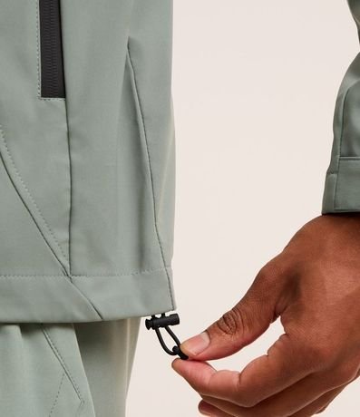 Campera Deportiva Resistente a Agua y con Capucha 5