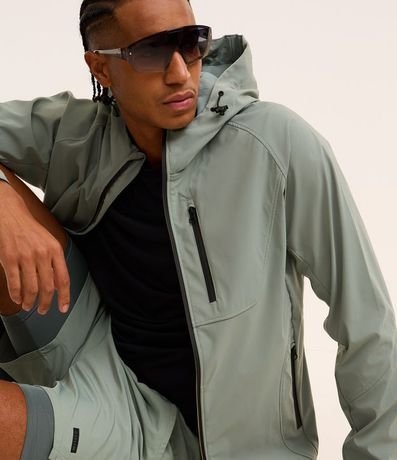 Campera Deportiva Resistente a Agua y con Capucha 6