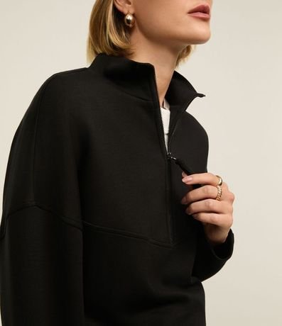 Blusa Comfort en Viscosa con Cuello Alto y Cremallera 4