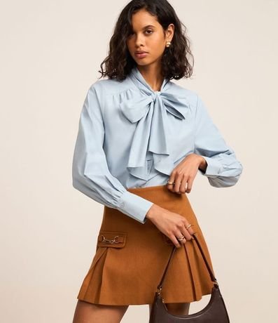 Camisa en Tricolina con Cuello Lazo y Puño Largo