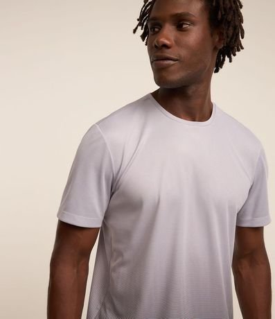 Remera Deportiva Dry Fit com Estampado Degradado 4