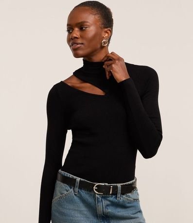 Blusa Ajustada en Punto Leve con Cuello Alto y Abertura en el Hombro