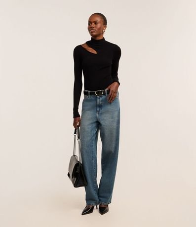 Blusa Ajustada en Punto Leve con Cuello Alto y Abertura en el Hombro 2