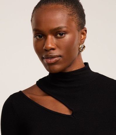 Blusa Ajustada en Punto Leve con Cuello Alto y Abertura en el Hombro 3