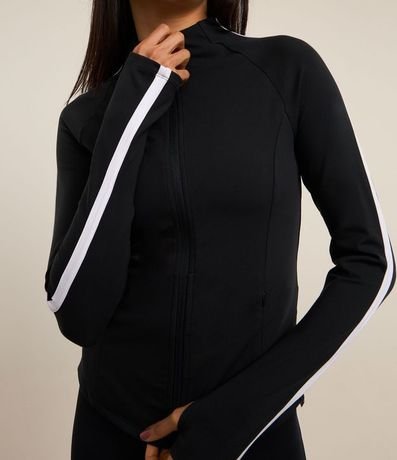 Campera Deportiva Justa en Microfibra con Bolsillos y Raya Contrastante 4