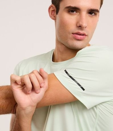 Remera Deportiva con Etiqueta en la Barra y Manga Corta 6