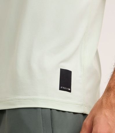 Remera Deportiva con Etiqueta en la Barra y Manga Corta 7