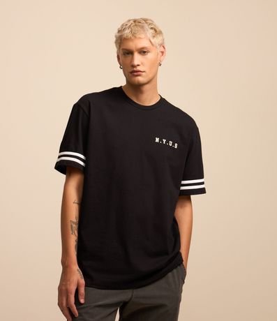 Remera Relaxed en Algodón con Rayas y Estampa NYUS 93 4