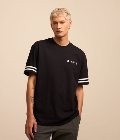 Remera Relaxed en Algodón con Rayas y Estampa NYUS 93 2