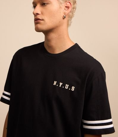 Remera Relaxed en Algodón con Rayas y Estampa NYUS 93 6