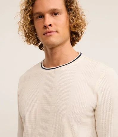 Remera Regular con Textura Vertical y Cuello Contrastante 4