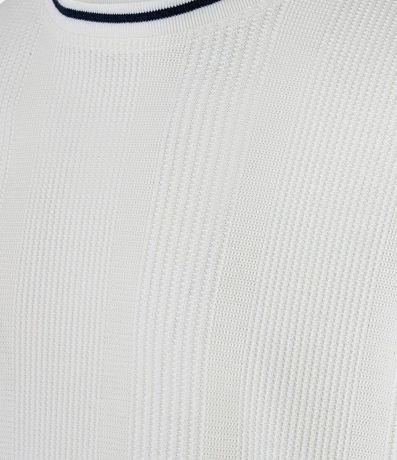 Remera Regular con Textura Vertical y Cuello Contrastante 7