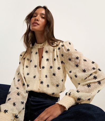 Blusa en Chiffon con Cuello Alto y Bordados de Flores