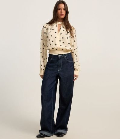 Blusa en Chiffon con Cuello Alto y Bordados de Flores 2