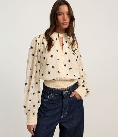 Blusa en Chiffon con Cuello Alto y Bordados de Flores 3