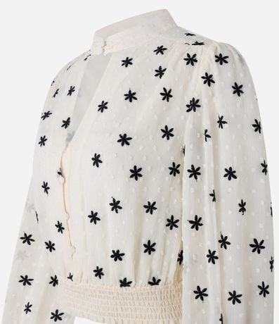 Blusa en Chiffon con Cuello Alto y Bordados de Flores 6