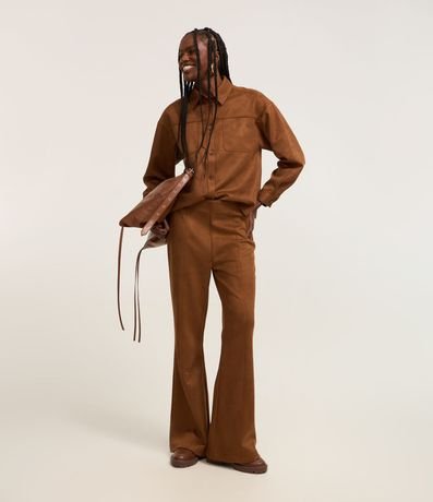 Pantalón Flare en Fake Gamuza con Pespunte Delantero