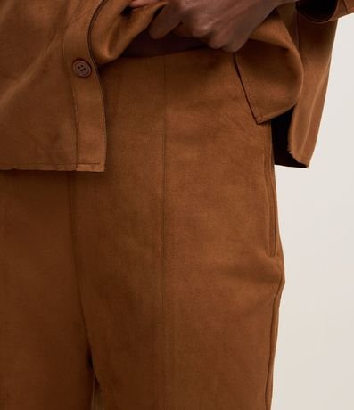 Pantalón Flare en Fake Gamuza con Pespunte Delantero 4