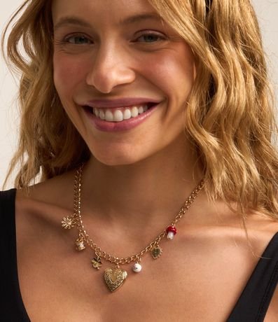 Collar Corto Perla con Multi Colgantes Amor y Sorte