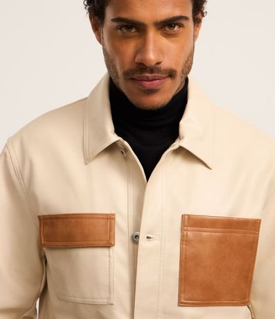 Campera Trucker en Material Sintético con Bolsillo Contrastante 3