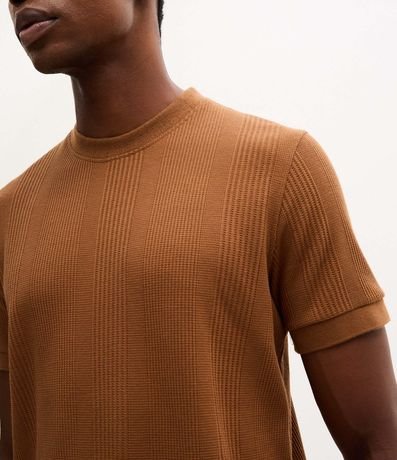 Remera Regular con Cuello Redondo y Textura Vertical 3