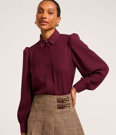 Camisa en Crepé con Botón Diferenciado y Manga Abullonada