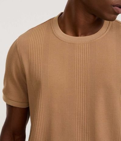 Remera Regular con Cuello Redondo y Textura Vertical 4