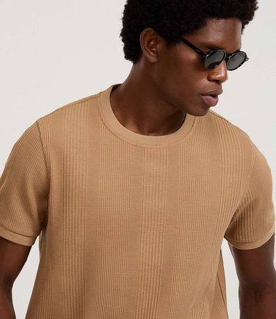Remera Regular con Cuello Redondo y Textura Vertical 5